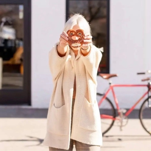 The Skinny x Jillian Harris O/S Chunky Knit
Oversized Slouchy Erinn Cardigan - Picture 2 of 10